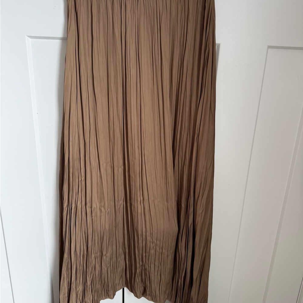 NWOT Zara beige/brown satin crinkle midi skirt. Flowy and flattering, size S. - Picture 4 of 5